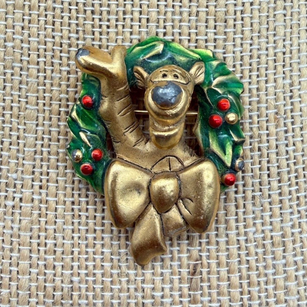Disney Tigger Christmas Wreath Brooch Vintage Gold Tone Holiday Pin Enamel
